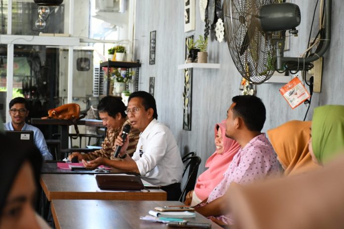 Kepala Dinas Kesehatan Sinjai, dr. A. Suryanto Asapa (kemeja putih) saat memimpin rapat persiapan refraksi dan distribusi kacamata